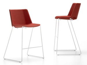 Высокий табурет из ткани со спинкой