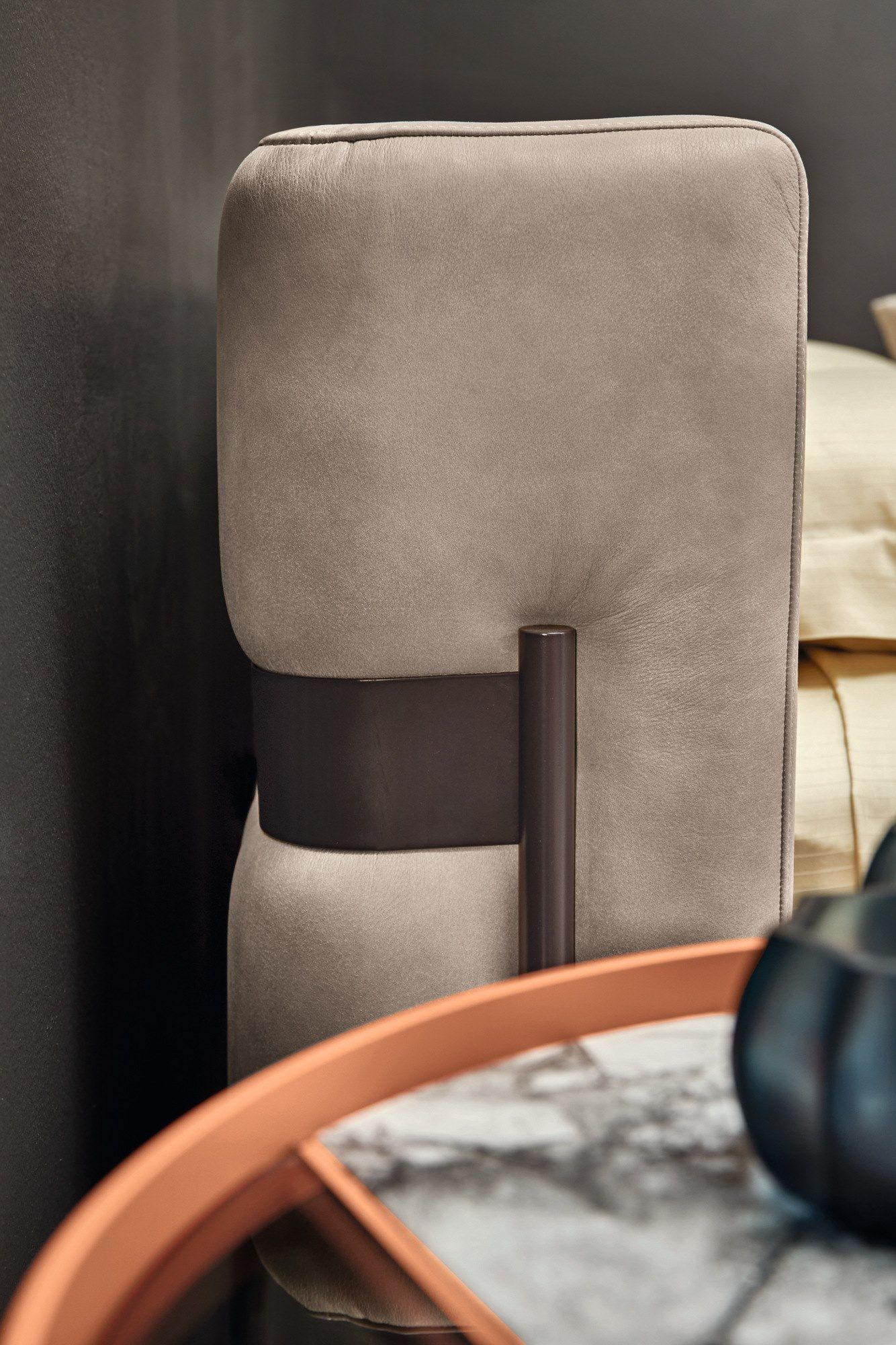 Кожаная двуспальная кровать с мягким изголовьем Cantori VALLEY ARCH-00049337 - Вид №4