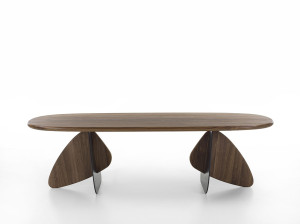 Деревянный обеденный стол