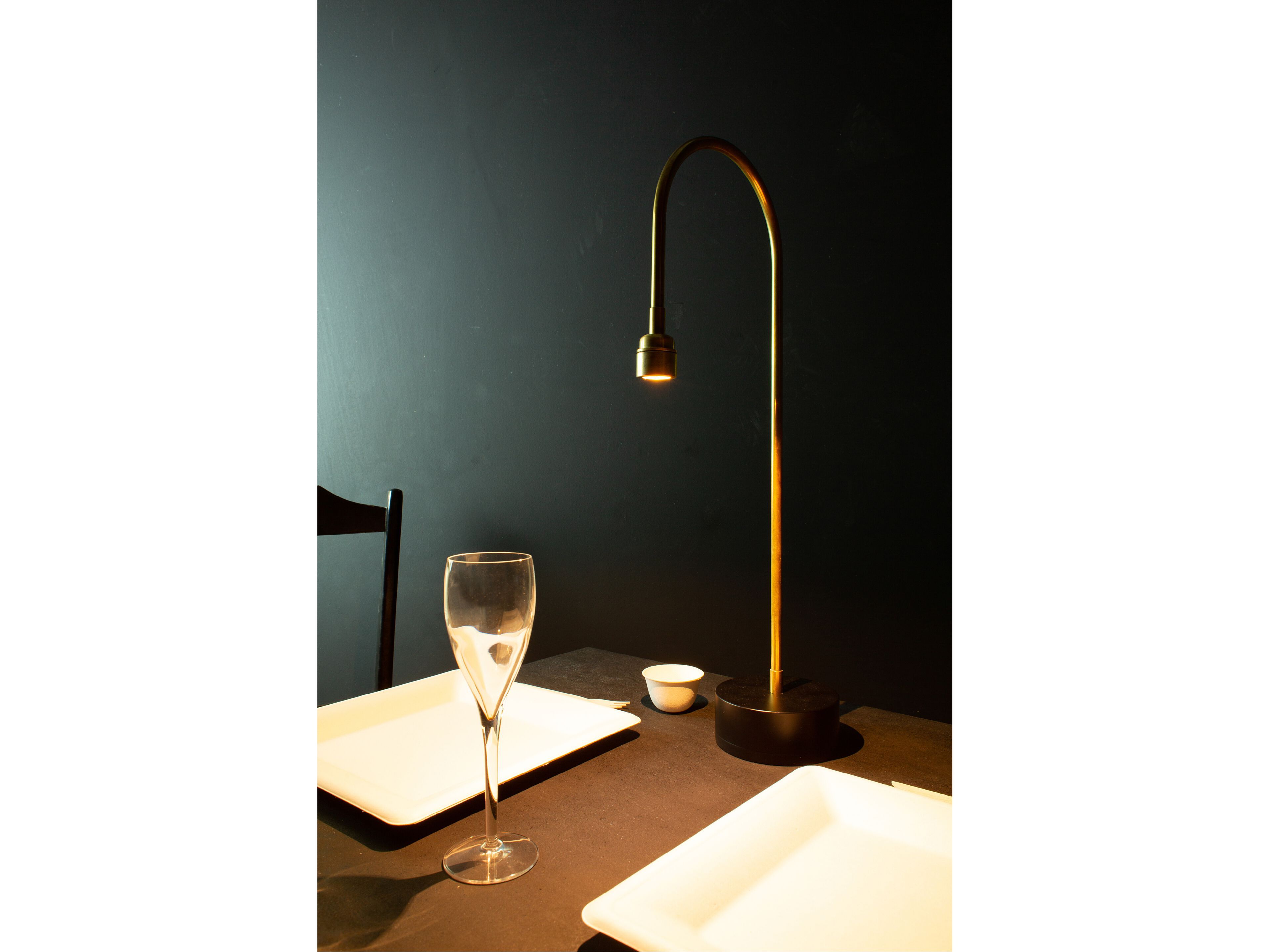 Латунная перезаряжаемая светодиодная настольная лампа Renzo Serafini FONTANA ARCH-00043082 - Вид №1