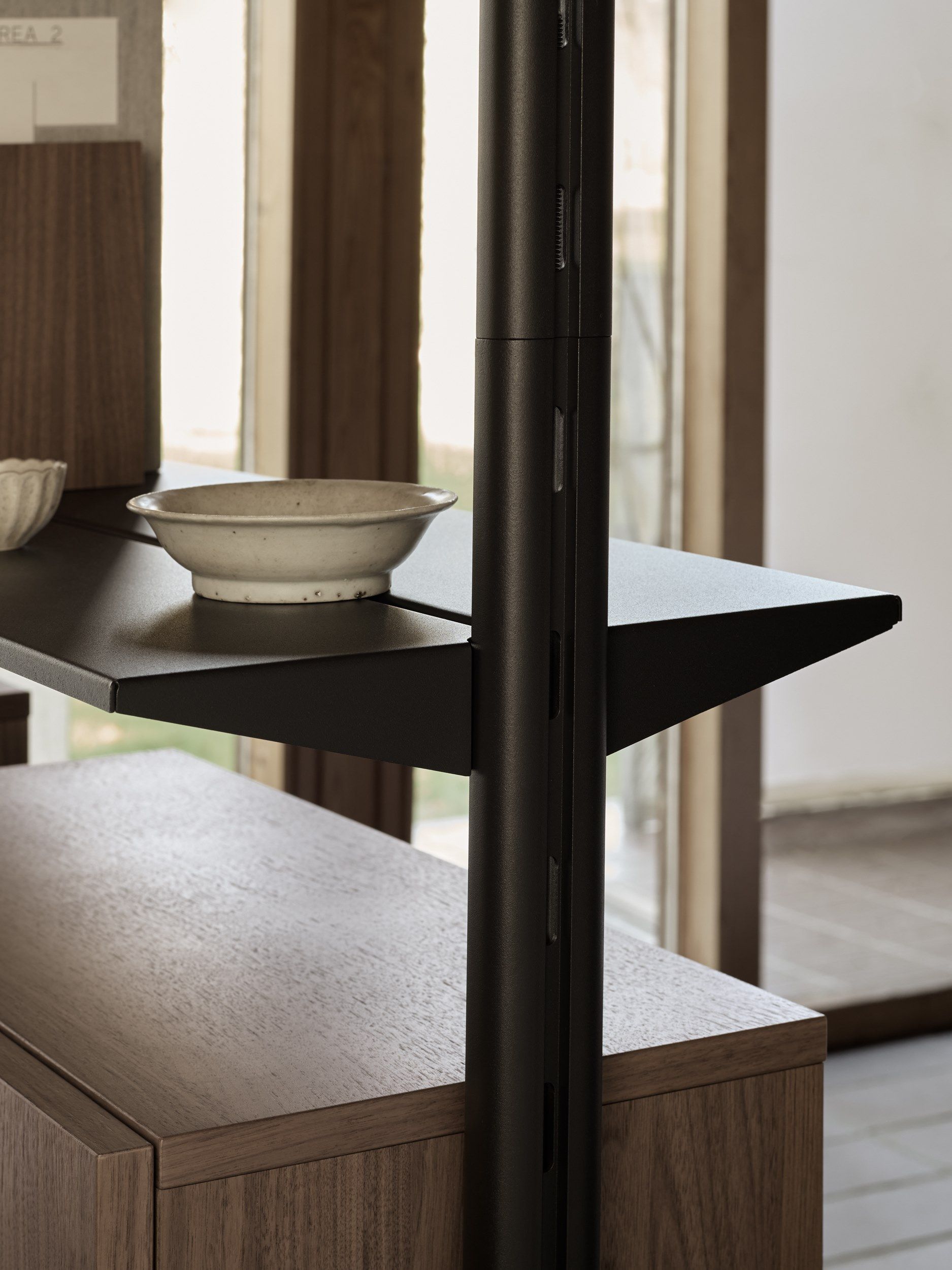 Книжный шкаф из алюминия и дерева с креплением пол-потолок String Furniture Pira ARCH-00102553 - Вид №7