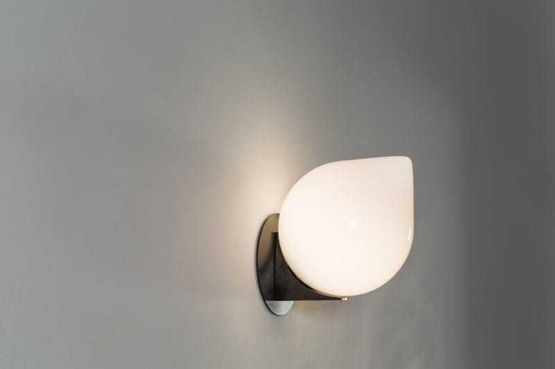 Светодиодный настенный светильник из опалового стекла Michael Anastassiades Bob ARCH-00036021 - Вид №1