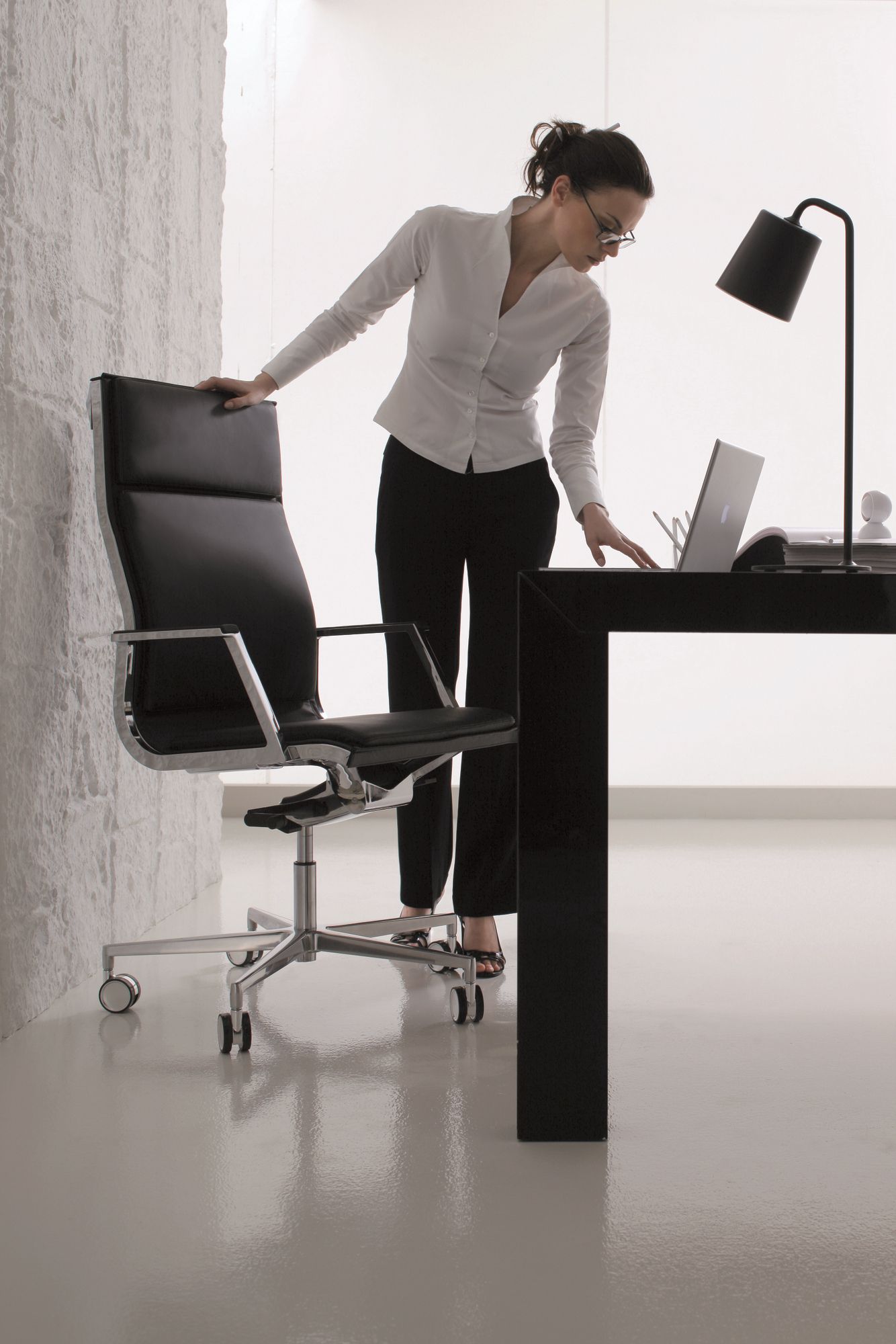 Регулируемое по высоте офисное кресло с колесами 5 спиц Luxy Nulite ARCH-00125093 - Вид №1