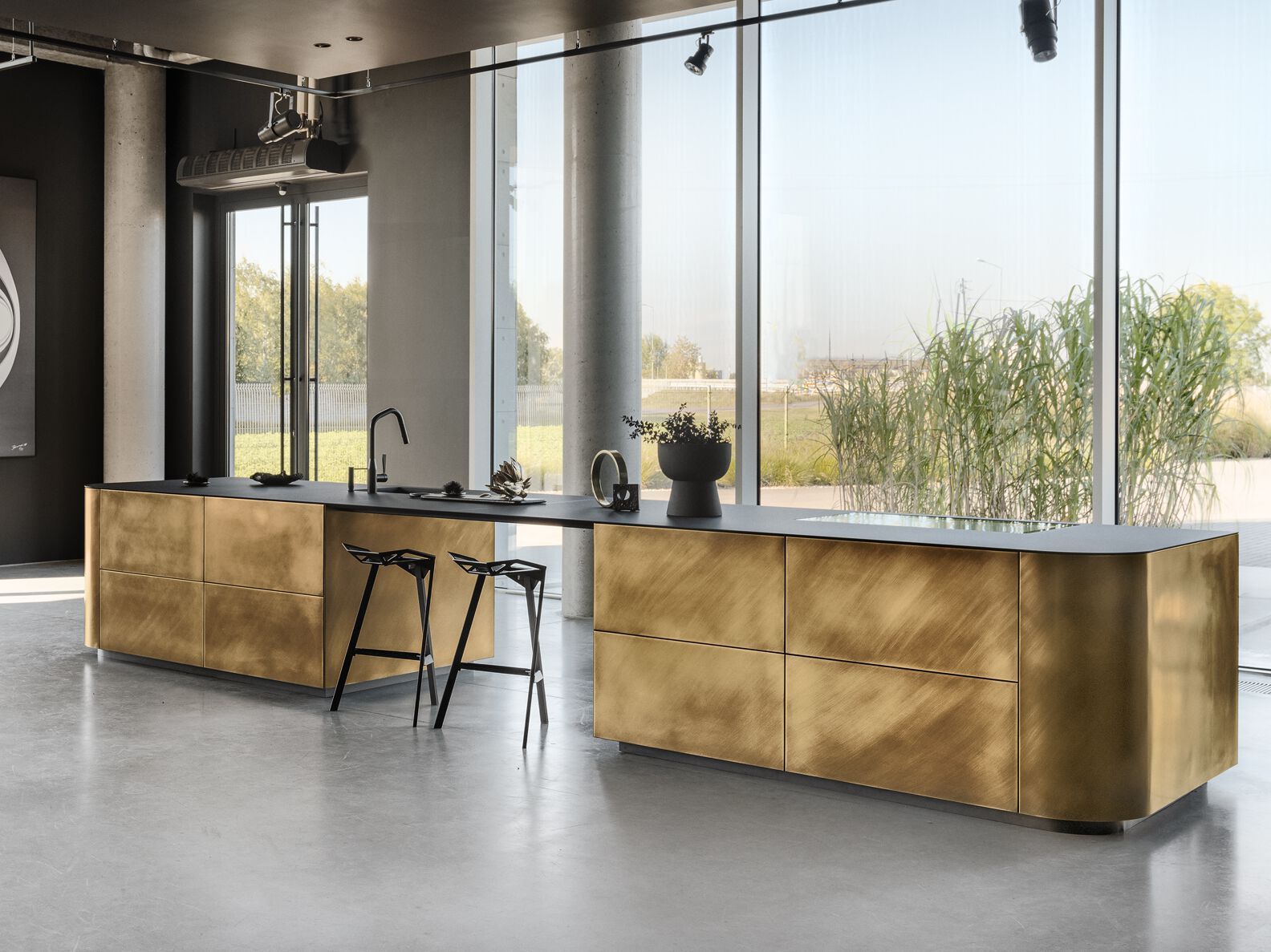 Кухня из матовой латуни без ручек с островом Zajc MET ARCH-00102321