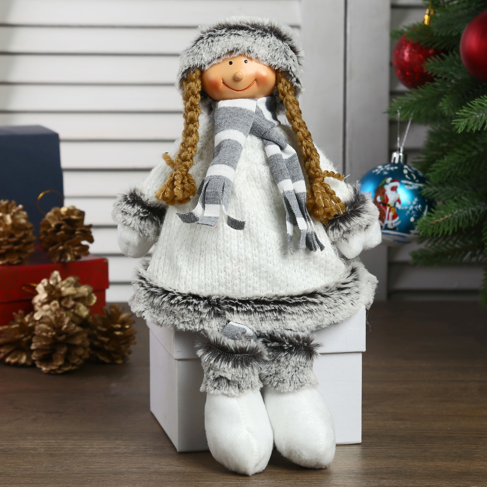 91005523 Кукла интерьерная "Девочка в белом платье и полосатом шарфике" 46 см STLM-0436347 SIMALAND