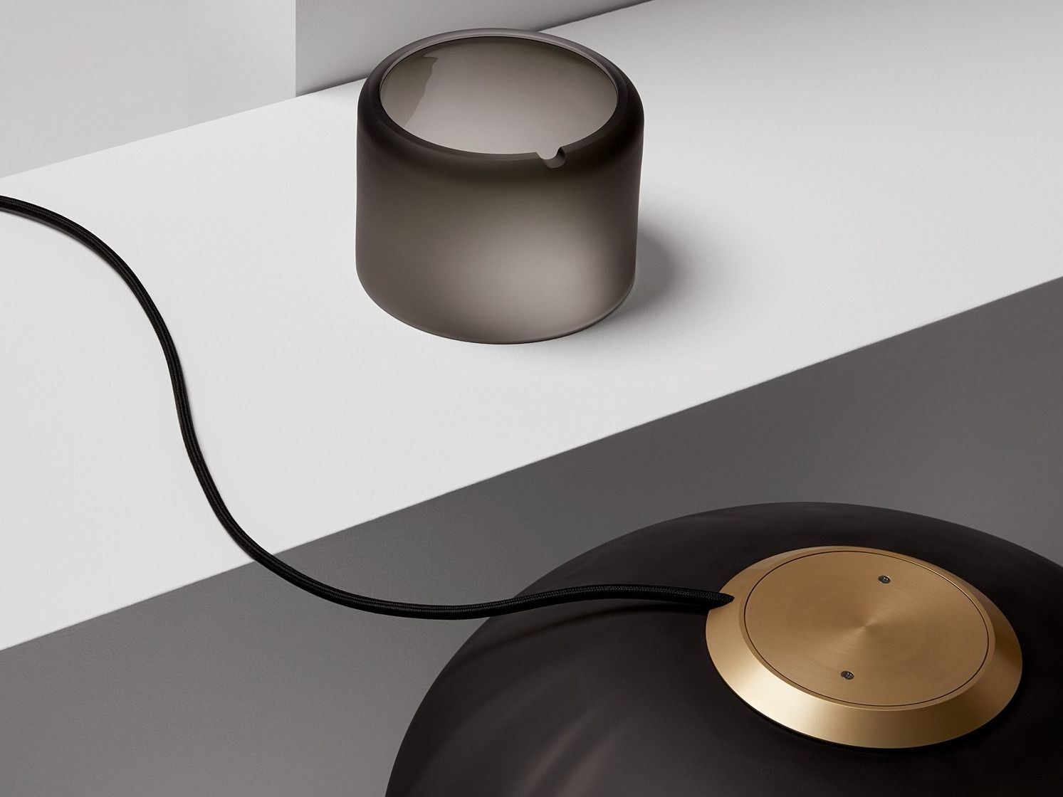 Алюминиевая и стеклянная светодиодная настольная лампа Ross Gardam Méne ARCH-00008728 - Вид №1