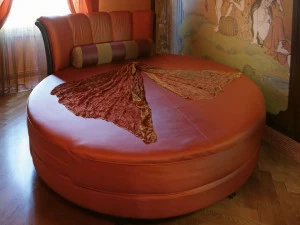 Arnaboldi Interiors Круглая двуспальная кровать из экокожи