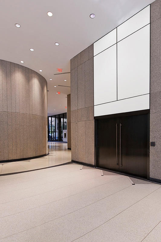 FSRT673 Система облицовки стен Levele с захватными панелями; вставки из склеенной бронзы с натуральной патиной и узором калахари в princeton medical arts pavilion, plainsboro, new jersey Forms-surfaces  - Вид №21