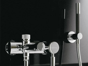 Однорычажный настенный смеситель для ванны с ручным душем