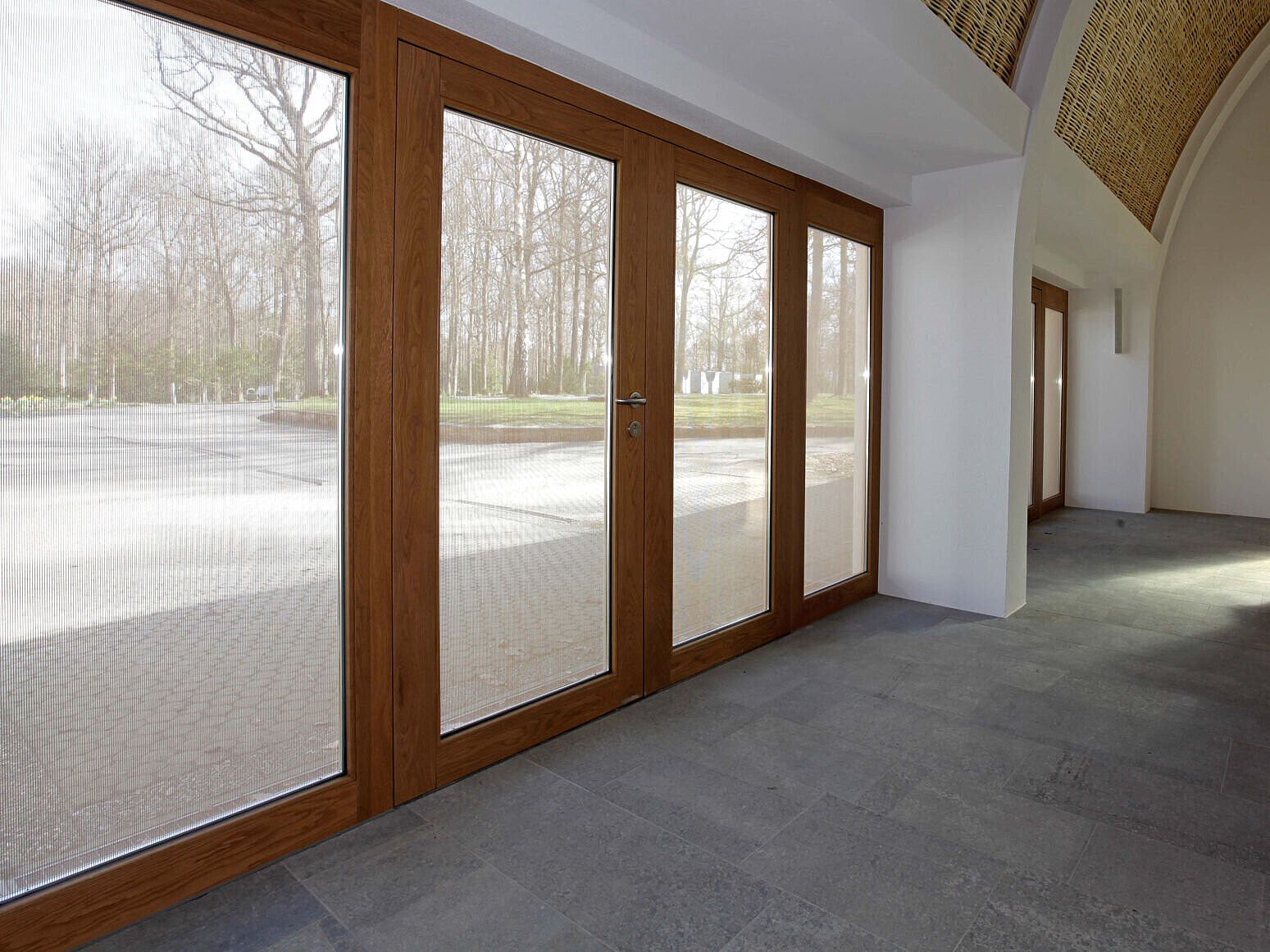 Витражная система с вставкой из проволочной сетки OKALUX Okatech ARCH-00015874 - Вид №2