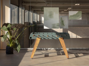 Прямоугольный стальной кальциобалилья и ножки из Ироко