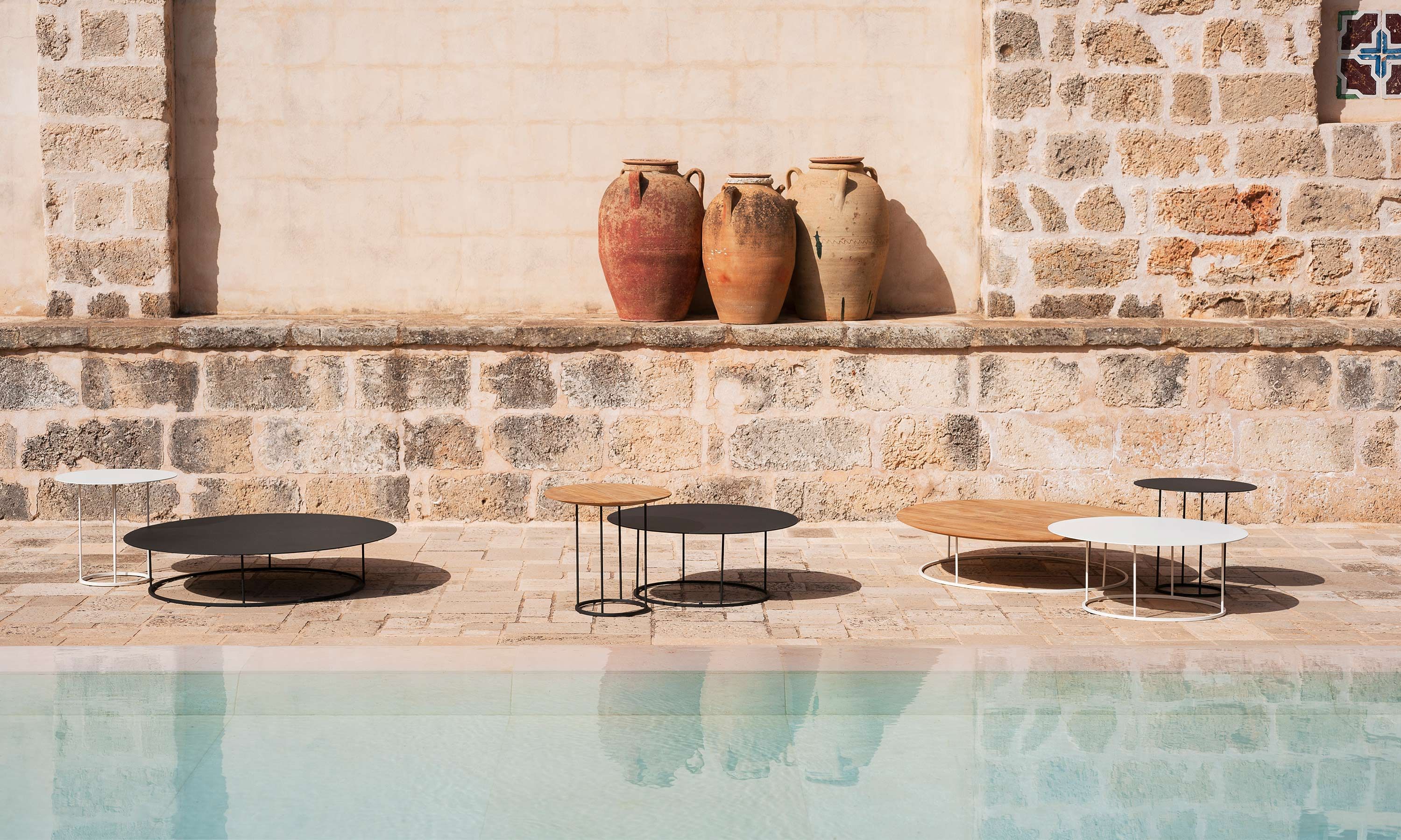 Алюминиевый круглый низкий садовый журнальный столик RODA Zefiro ARCH-00018336 - Вид №1