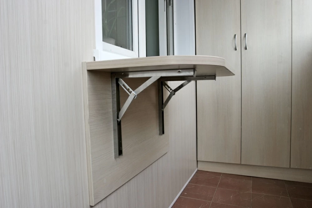 Столик на балконе – продолжение интерьера дома