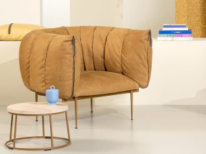 Кожаное кресло с подлокотниками