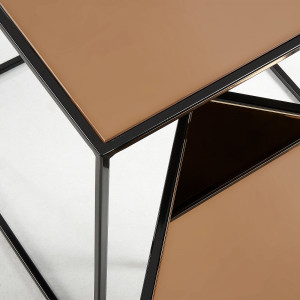068389 Набор из 2 приставных столов Sute с золотой зеркальной столешницей и металлической структурой. La Forma Telu