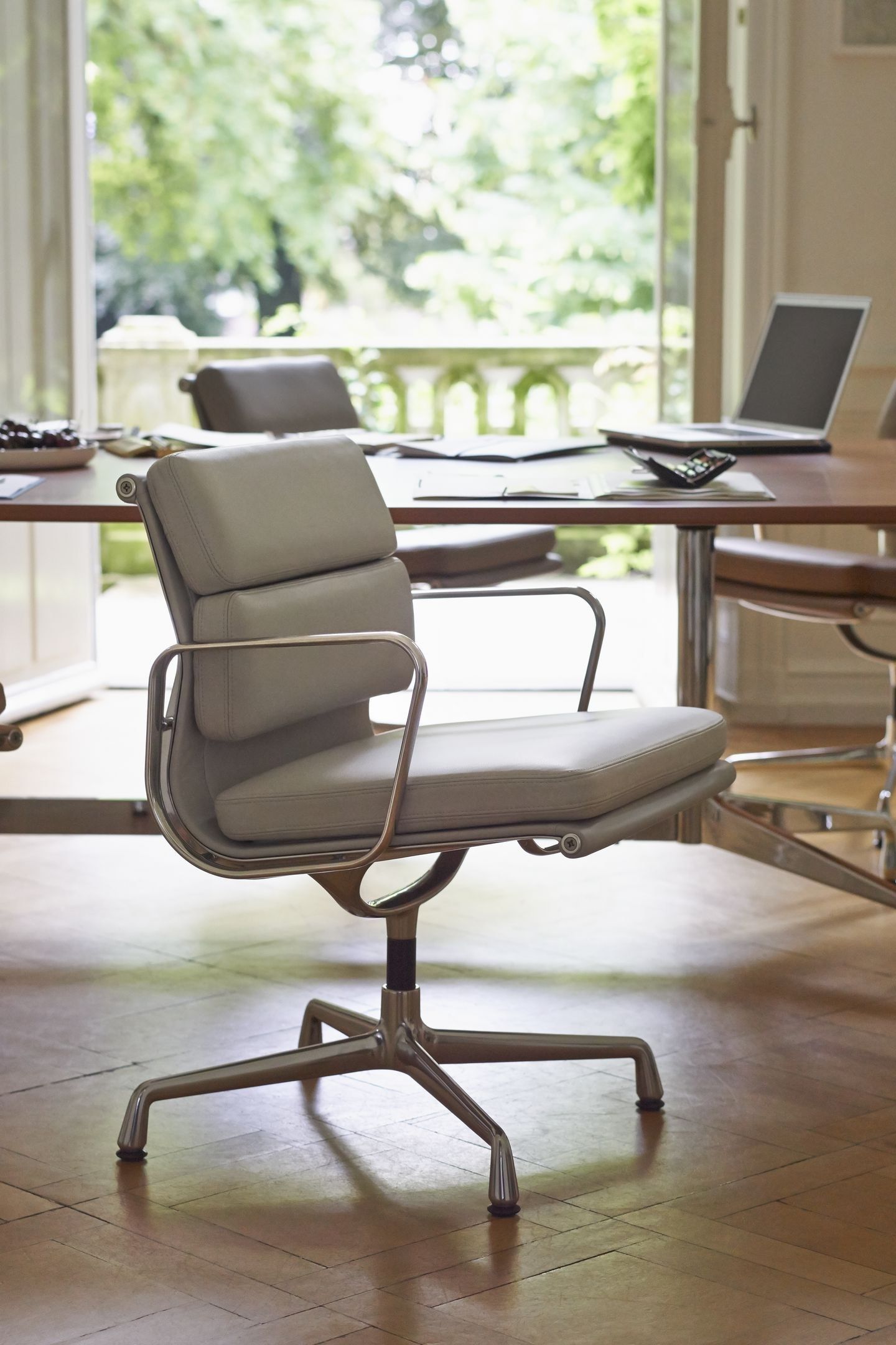 Кожаный стул с подлокотниками VITRA Eames Soft Pad Group ARCH-00088842 - Вид №11