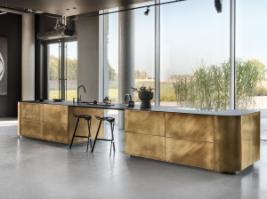 Кухня из матовой латуни без ручек с островом