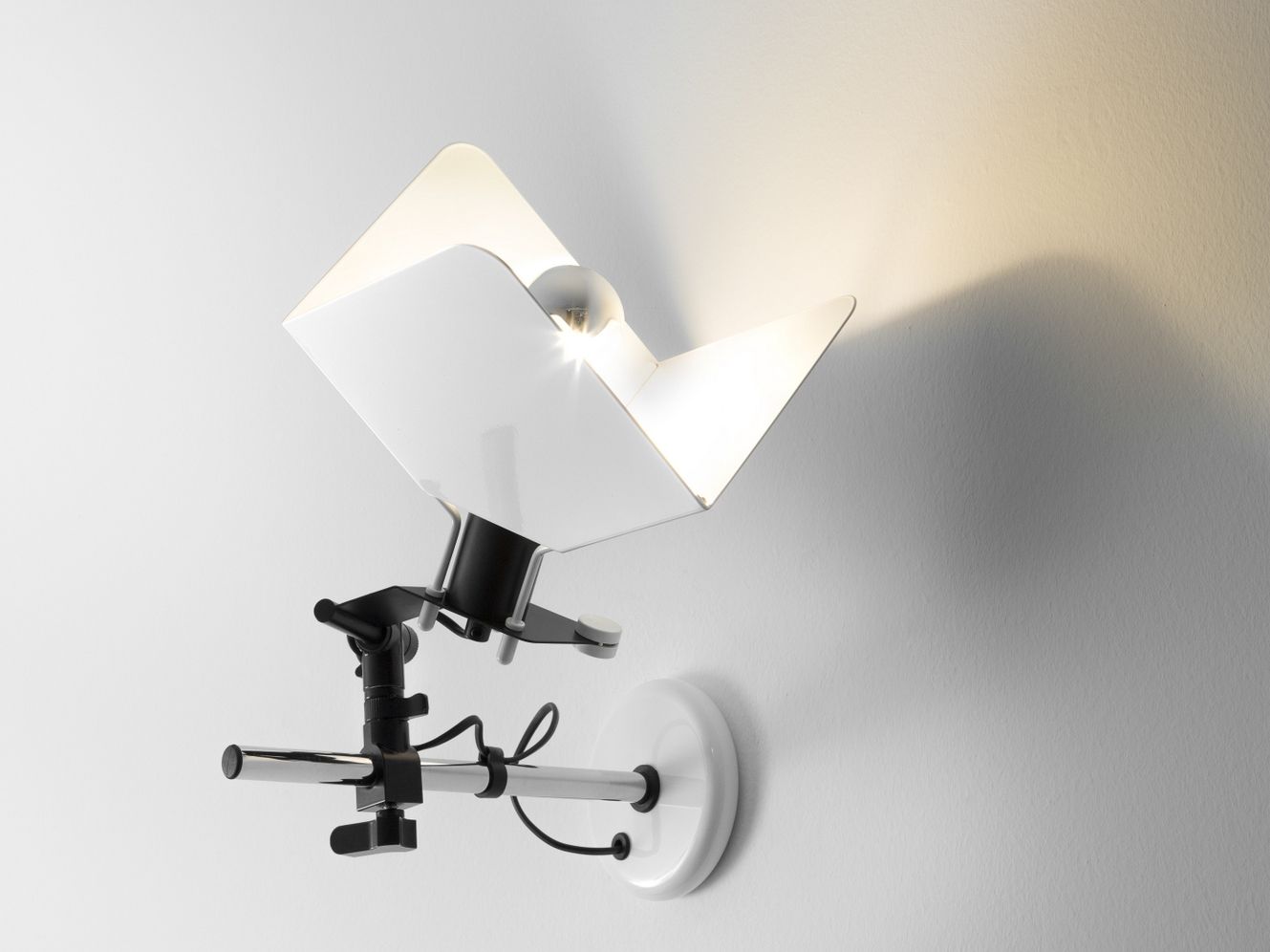 Железный светодиодный настенный светильник Stilnovo Triedro ARCH-00073689 - Вид №2