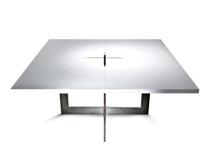 Стальной и деревянный стол