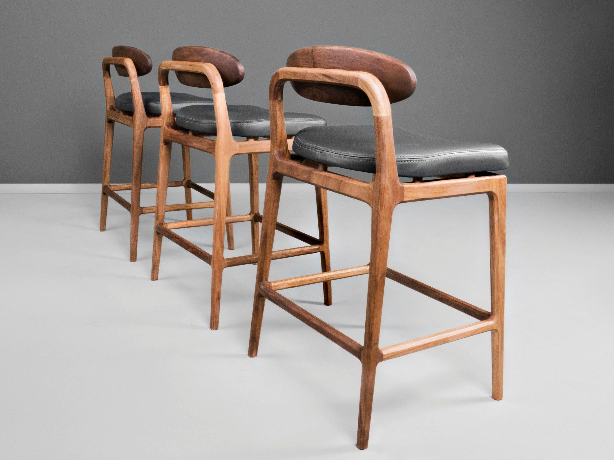 Кожаный мягкий высокий барный стул HOOKL und STOOL Labor ARCH-00147132 - Вид №6