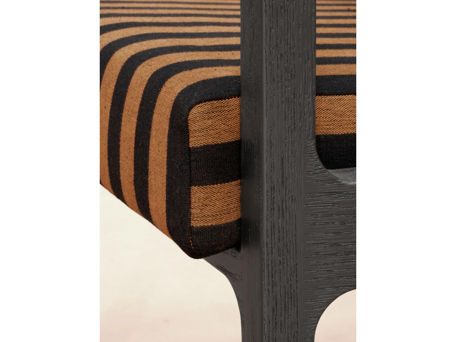 Деревянный стул с мягким сиденьем и подлокотниками Phantom Hands Джеффри Бава ARCH-00119851 - Вид №2