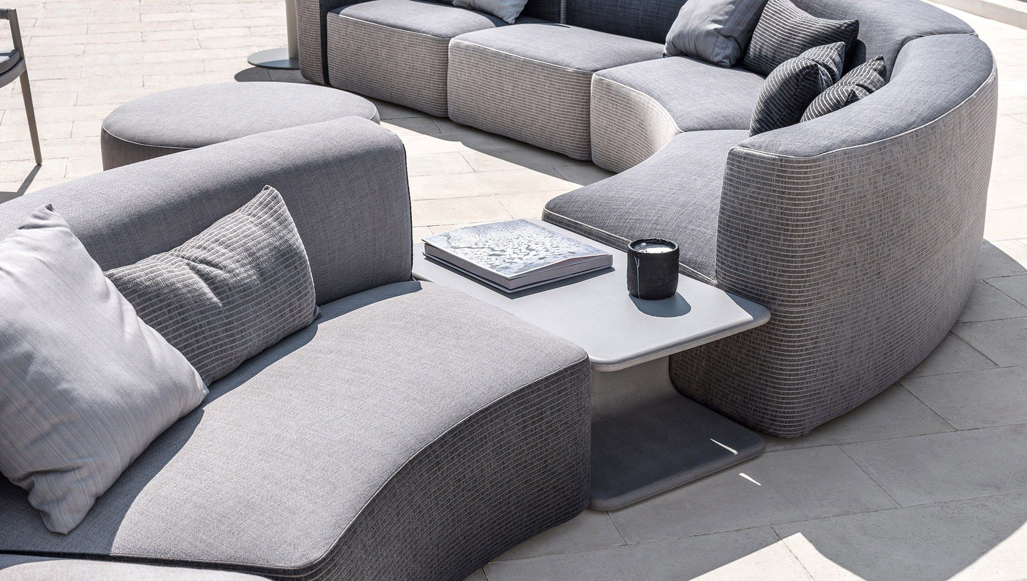 Бетонный прямоугольный садовый столик Varaschin Belt ARCH-00136927 - Вид №2