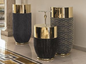 Высокий кожаный стол