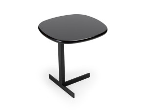 Низкий деревянный журнальный столик