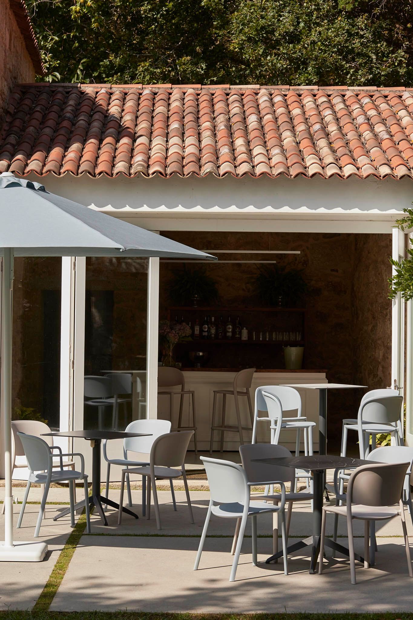 Полипропиленовый стул с подлокотниками Ezpeleta Trena ARCH-00008417 - Вид №1