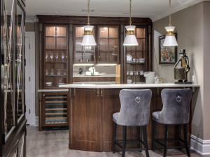 Деревянный барный шкаф