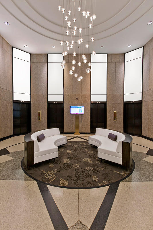 FSRT665 Система облицовки стен Levele с глухими панелями из стекла vivichrome chromis с прослойкой индивидуального цвета и отделкой opalex, а также интерьеры лифтов levele-105 в корпоративном центре Mission City, сан-диего, калифорния Forms-surfaces  - Вид №20