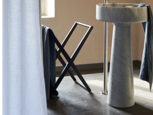 Деревянный напольный держатель для полотенец