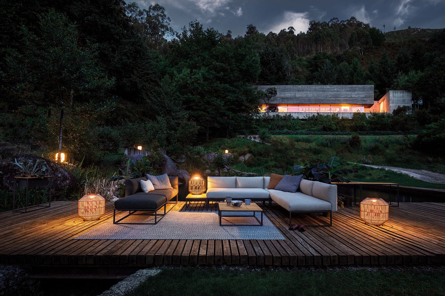 Алюминиевый и деревянный низкий квадратный садовый стол Gloster Maya ARCH-00001547 - Вид №4