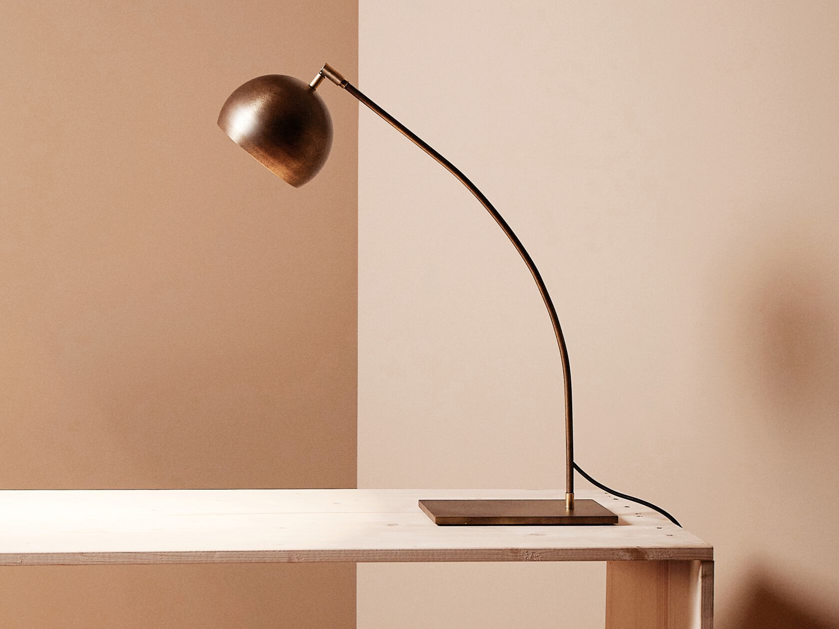 Светодиодная настольная лампа с регулируемой яркостью Renzo Serafini ARCO BRASS ARCH-00078949