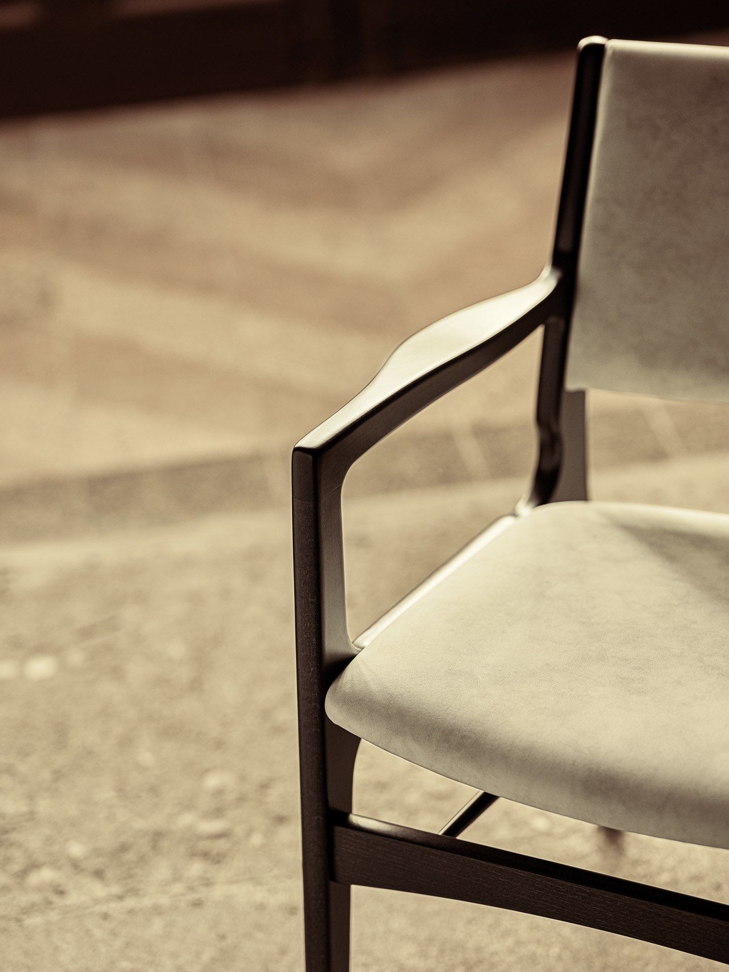 Деревянный стул с подлокотниками со встроенной подушкой More Contract Gemma ARCH-00022805 - Вид №2