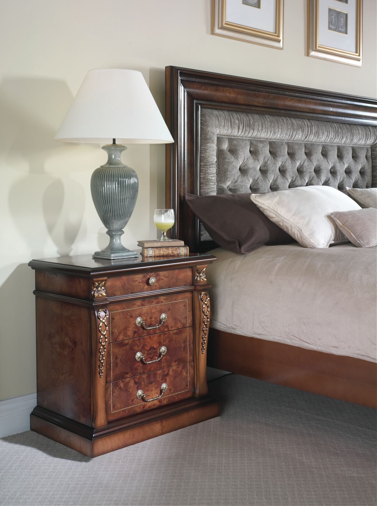 Деревянная прямоугольная тумбочка с ящиками Hurtado Traditional ARCH-00056979 - Вид №1