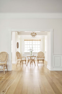 Стул из ротанга с подлокотниками