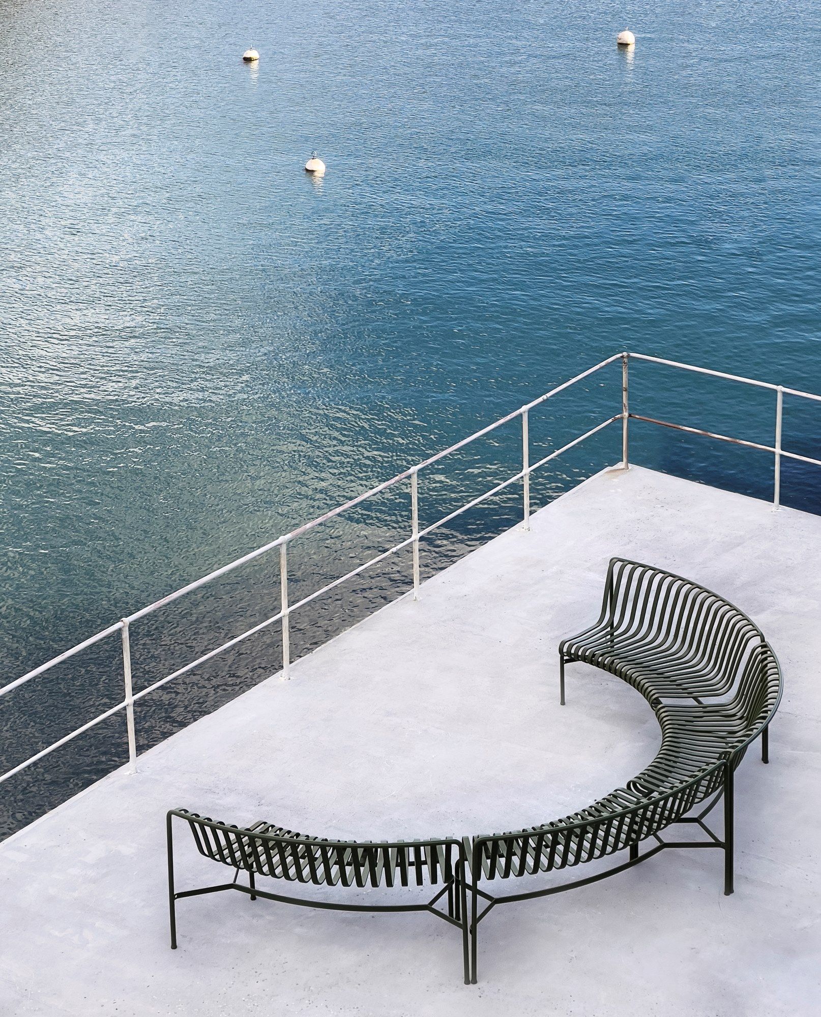 Стальная садовая скамейка с порошковым покрытием со спинкой Hay Палисад ARCH-00074175 - Вид №67