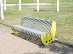 Окрашенная металлическая скамья со спинкой