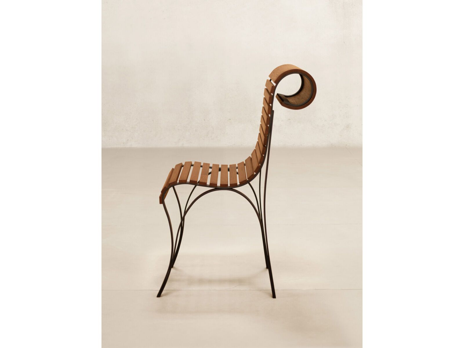 Стальной и деревянный стул без подлокотников Phantom Hands Джеффри Бава ARCH-00044683 - Вид №1