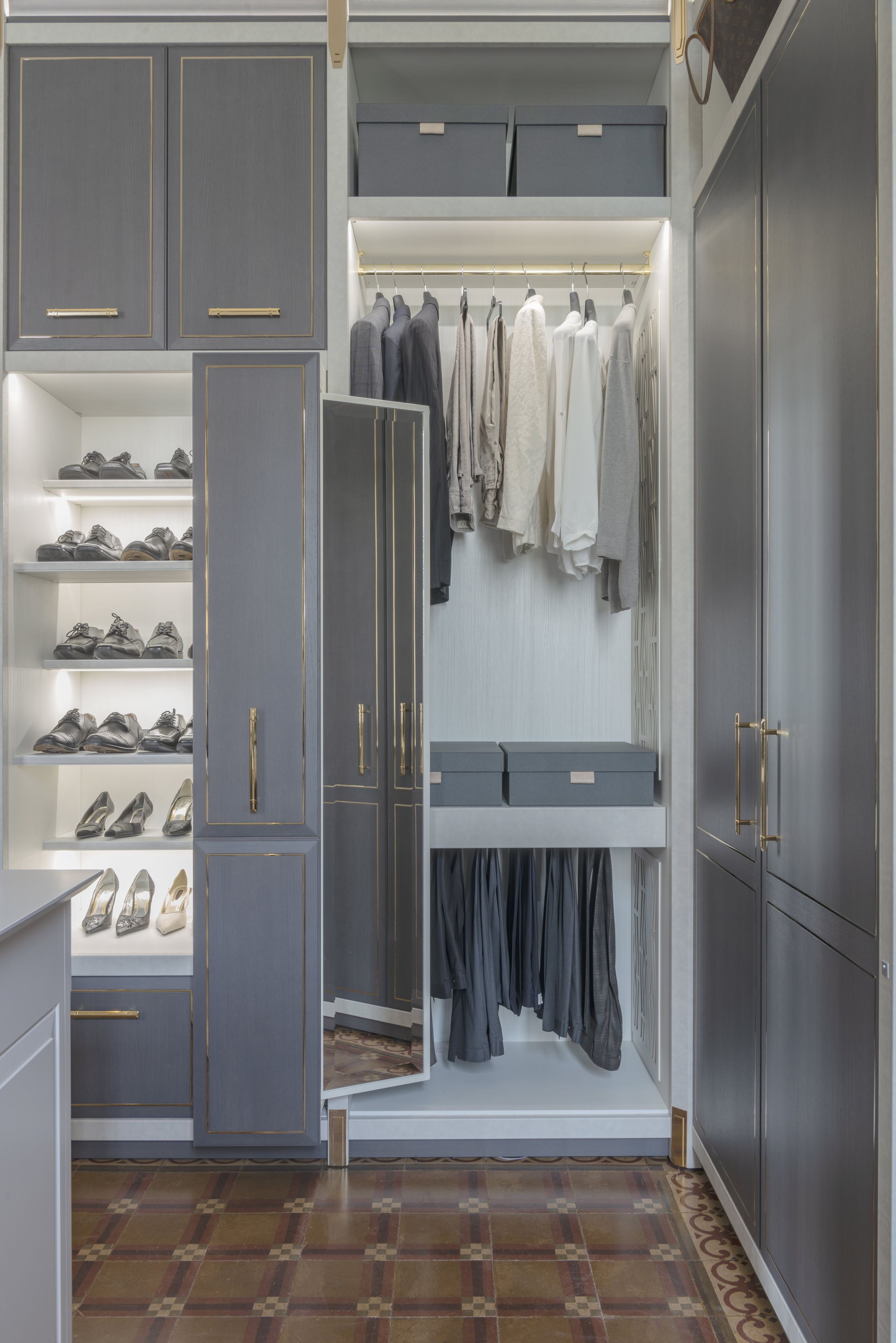 Шкаф из дуба со встроенным освещением на заказ Martini Interiors сущность ARCH-00105014 - Вид №8