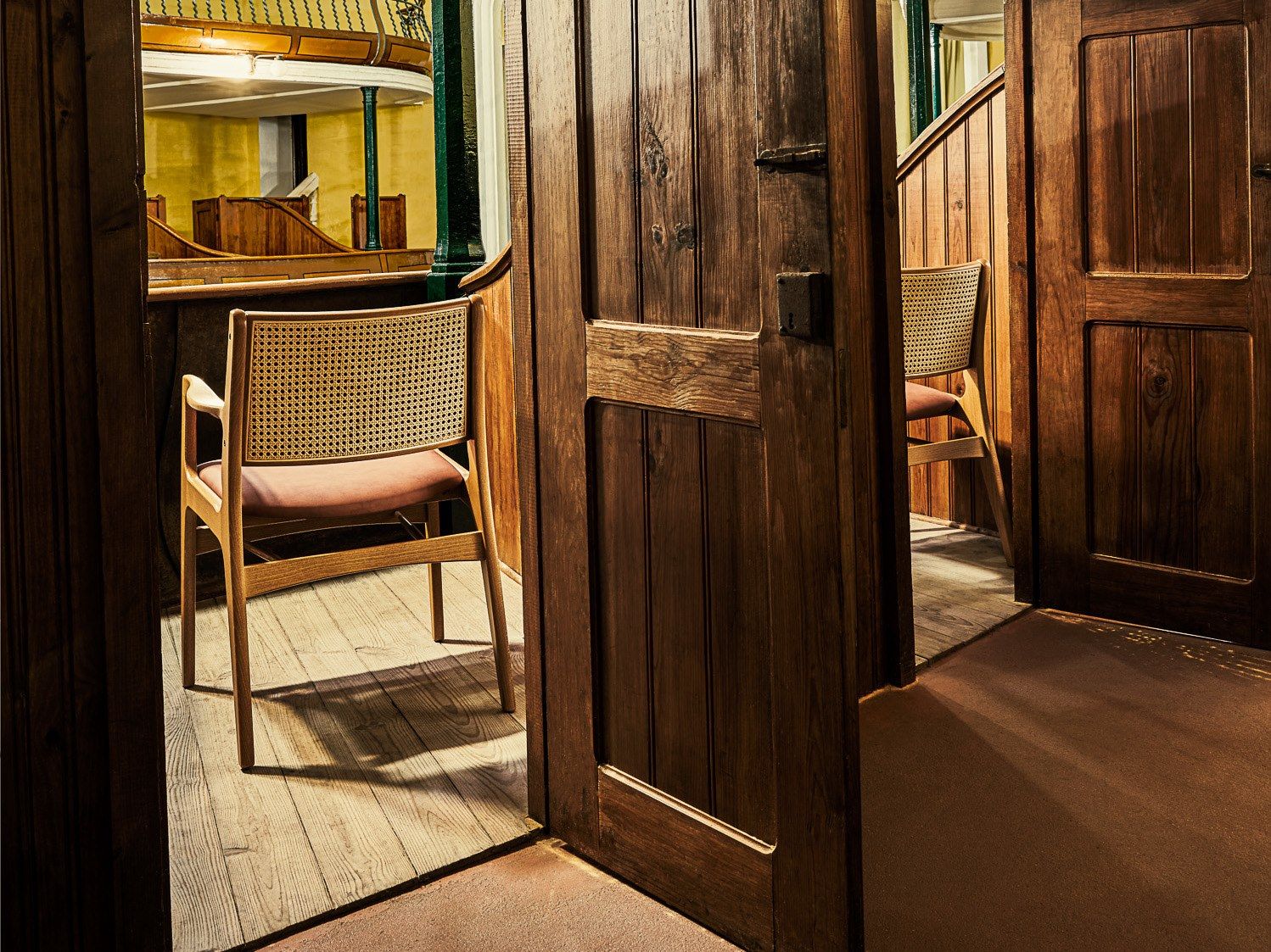 Деревянный мягкий стул с подлокотниками More Contract Gemma ARCH-00093182 - Вид №2