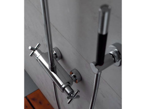 Смеситель для душа с отдельной розеткой