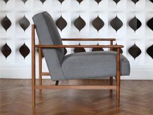 Тканевое кресло с подлокотниками