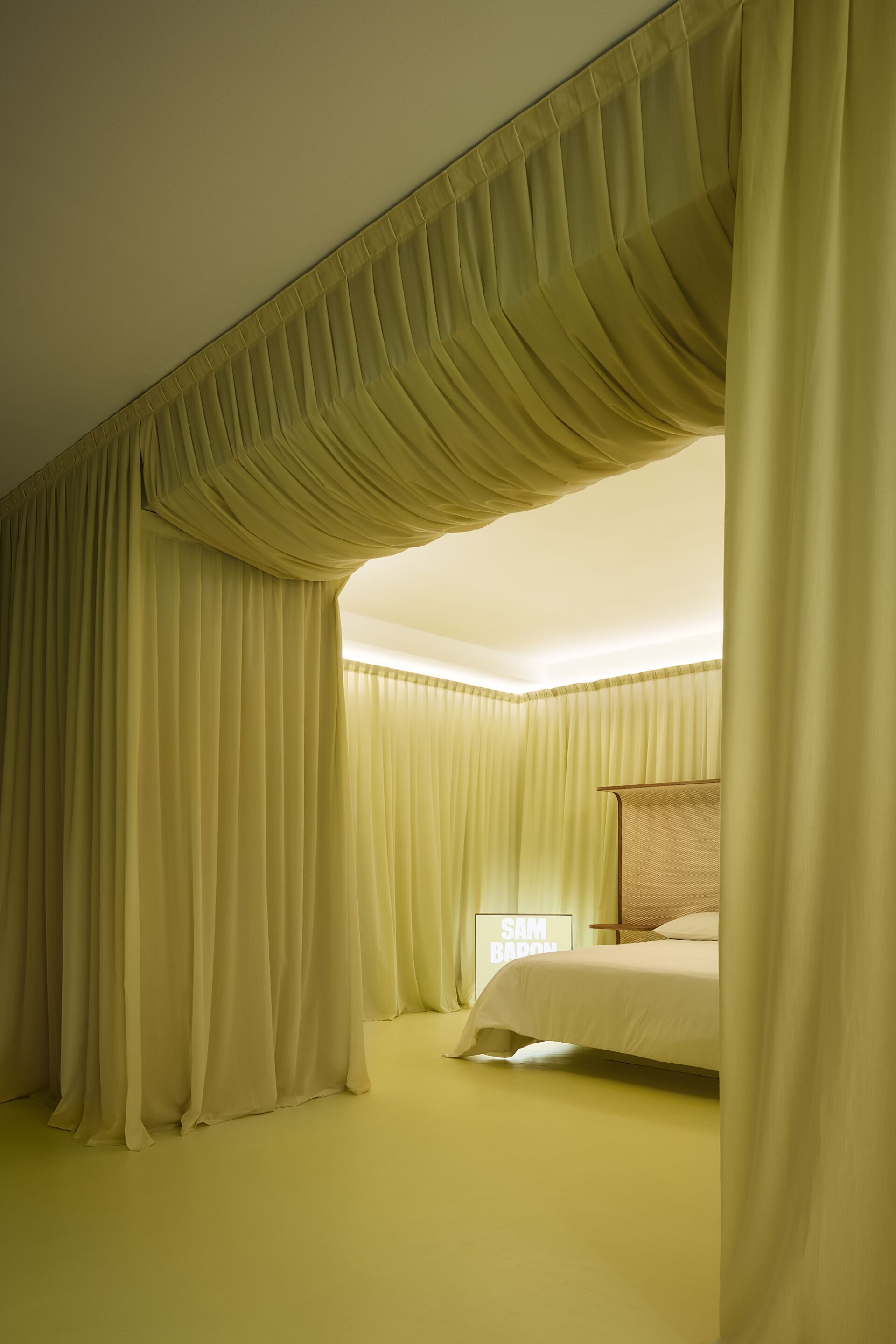 Высокое изголовье из дерева и ткани со встроенными тумбочками Bolzan COURTOISIE ARCH-00118703 - Вид №2