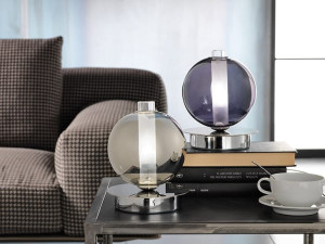 Металлическая настольная лампа из боросиликатного стекла