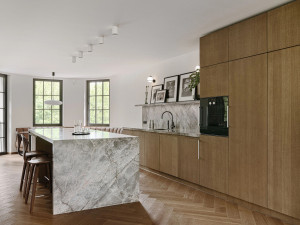 Деревянная и каменная кухня с островом