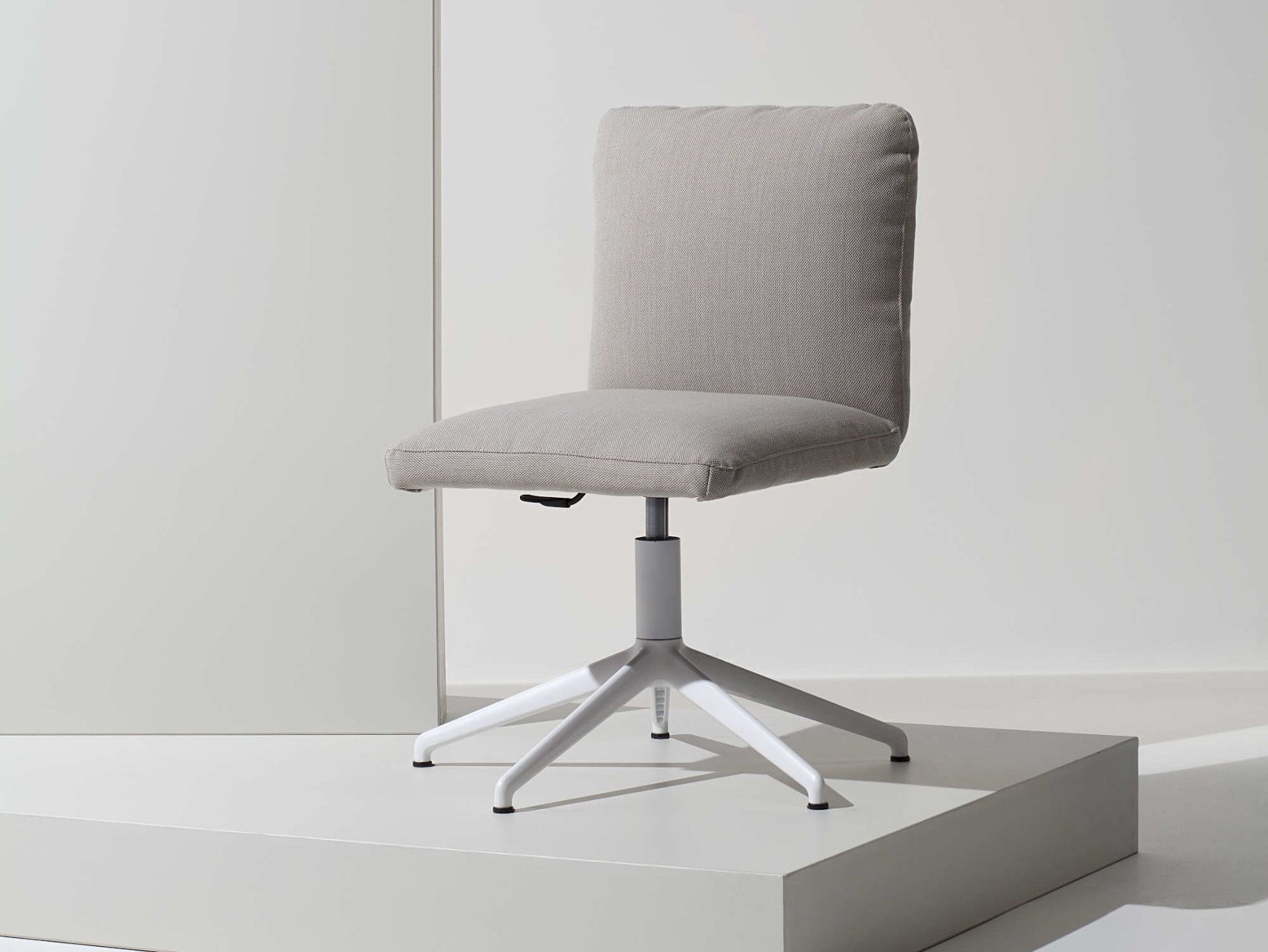 Тканевый мягкий поворотный стул Manerba Undecided ARCH-00144461 - Вид №1