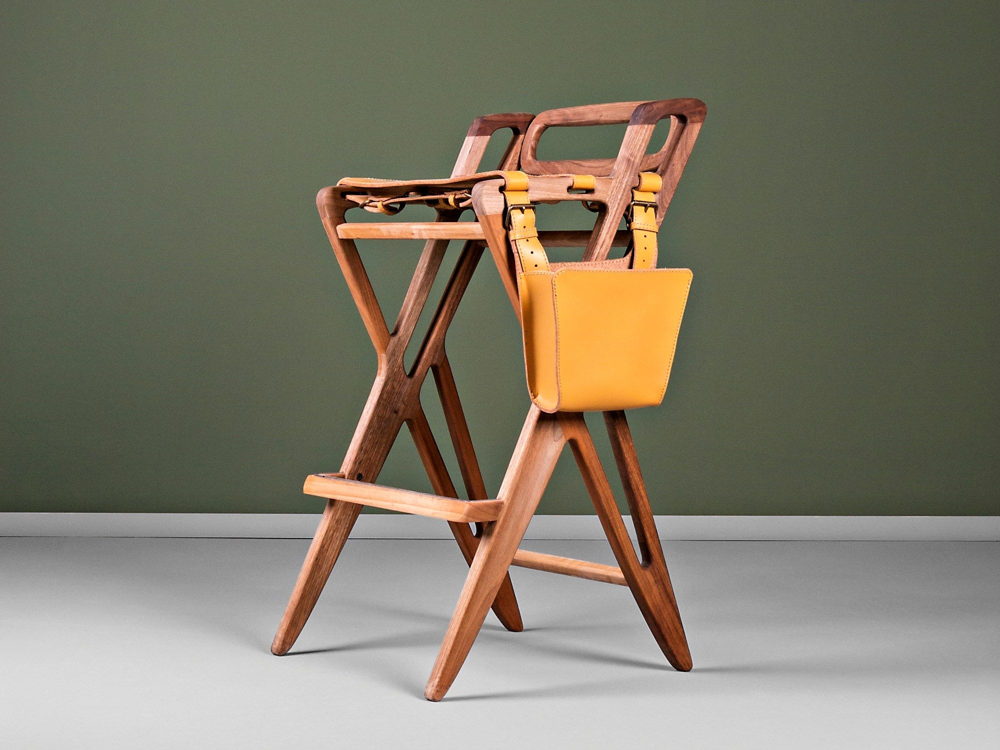 Высокий стул из массива дерева с подставкой для ног HOOKL und STOOL Triangle ARCH-00067487