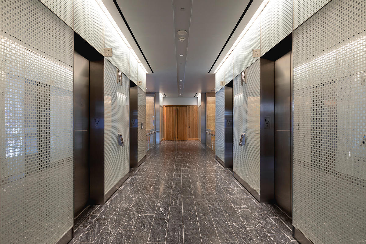 FSRT633 Система облицовки стен Levelr с панелями из вивихромового хромового стекла в отражающей конфигурации с индивидуальной цветовой прослойкой и опалексной отделкой, индивидуальной графикой туалета с индивидуальной подсветкой световой панели и настраив Forms-surfaces 